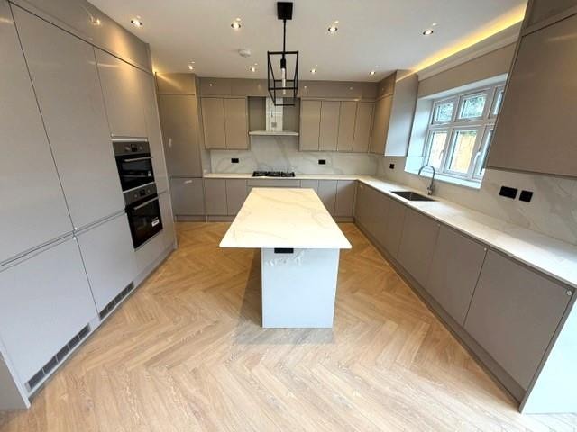 7 bed property in Beech Walk, Mill Hill